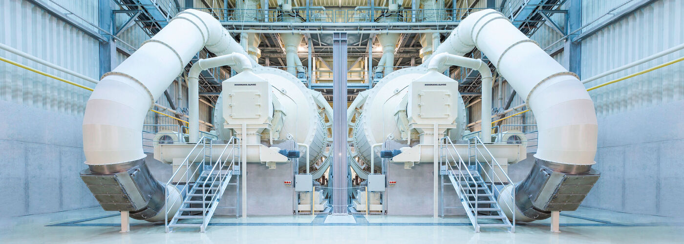 deux broyeurs à boulets dans une salle des machines