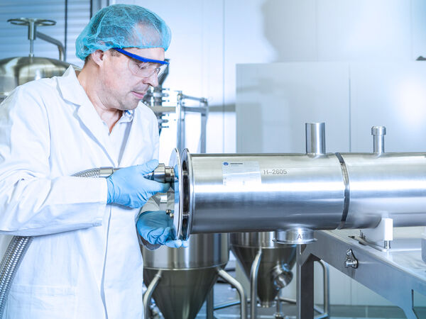 Un travailleur effectue un test d’acceptation en usine sur une machine.