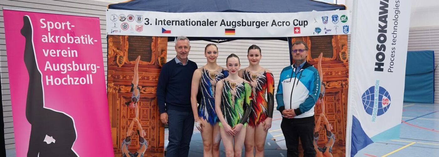 Women's trio of the sports acrobatics club with Dr. Antonio Fernández (CEO, Hosokwa Alpine)