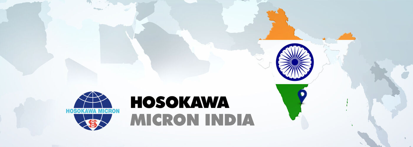 Illustration d'une carte du monde grisée avec seulement l'Inde colorée avec le drapeau indien. De plus, un symbole de localisation marquant le siège de Hosokawa Micron India. Au premier plan, le logo Hosokawa avec l'inscription Hosokawa Micron India