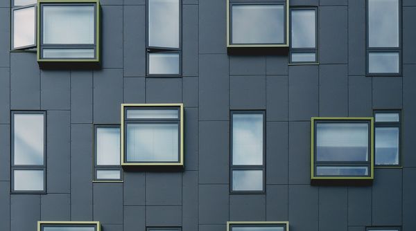 Vue du bâtiment avec de nombreuses fenêtres