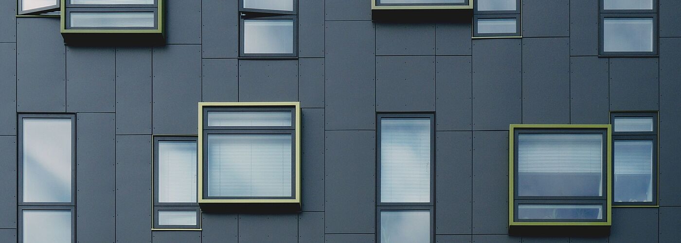 Vue du bâtiment avec de nombreuses fenêtres
