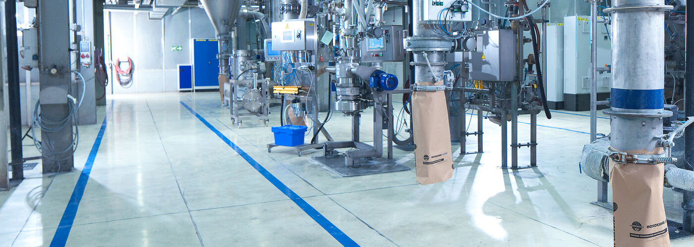 Machines et installations dans un hall de montage chez Hosokawa Alpine