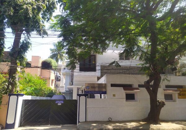 Photo de l'entrée principale de Hosokawa Micron India PVT LTD, un bâtiment blanc entouré de grands arbres