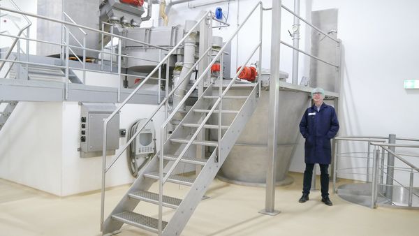 Un homme se tient à côté d'un mélangeur Hosokawa Alpine