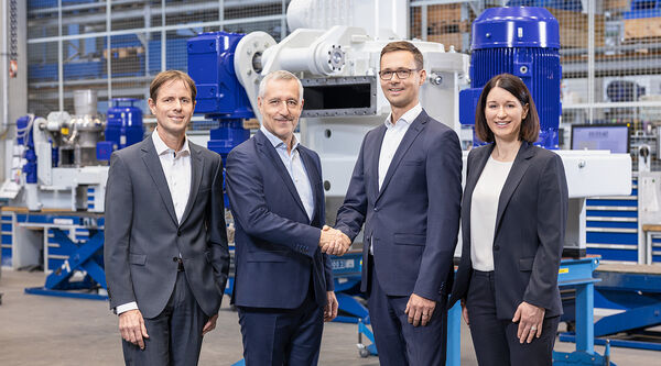 The previous and the new executive board of Hosokawa Alpine AG