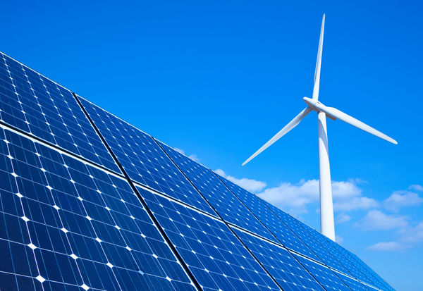 Eolienne et installation solaire
