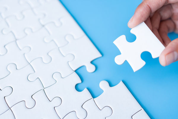 La pièce du puzzle est insérée dans le puzzle