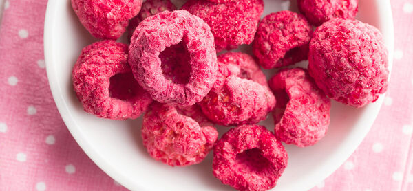 Framboises congelées sur assiette blanche