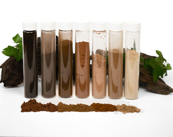 Différents types de lignine dans des verres transparents