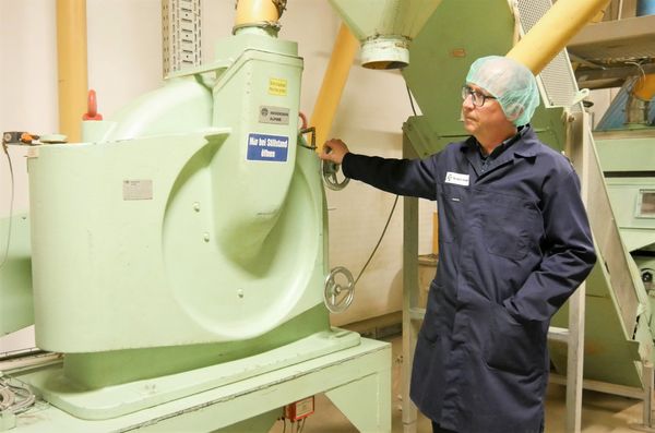 Homme à côté d'un moulin Hosokawa Alpine