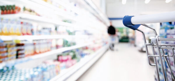 Rayon de supermarché avec des aliments emballés sous film plastique