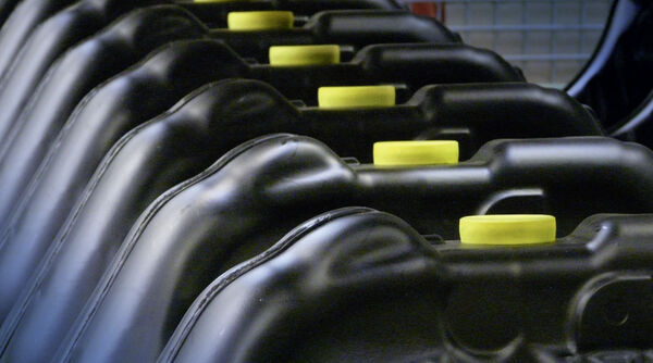 Plusieurs bidons en plastique 